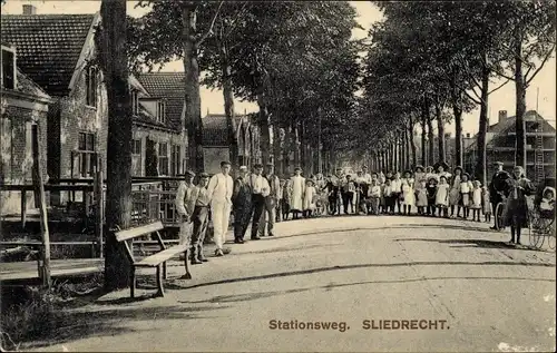 Ak Sliedrecht Südholland Niederlande, Stationsweg, Gruppenbild