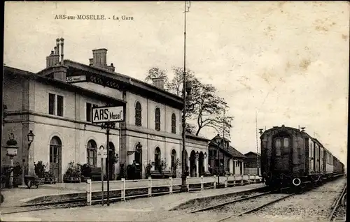 Ak Ars sur Moselle Lothringen, Bahnhof, Gleisseite
