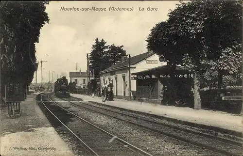 Ak Nouvion sur Meuse Ardennes, La Gare, Bahnhof, Gleisseite, Dampflok