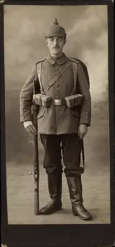 Foto Deutscher Soldat in Uniform, Standportrait