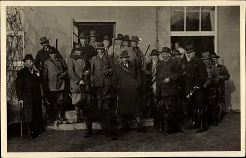 Foto Gruppenaufnahme von Jägern vor einem Gebäude