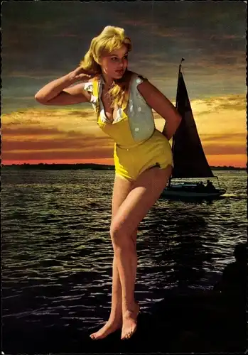Ak Frau im Badeanzug, Standportrait, Segelboot, Sonnenuntergang