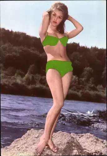 Ak Frau im grünen Bikini am Wasser