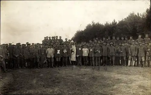 Foto Ak Deutsche Soldaten in Uniformen, Gruppenaufnahme