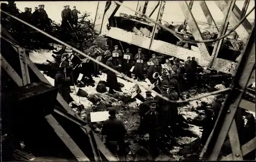 Foto Ak Deutsche Soldaten in Uniformen, Orchester umgeben von Ruinen, Kriegszerstörungen, I WK