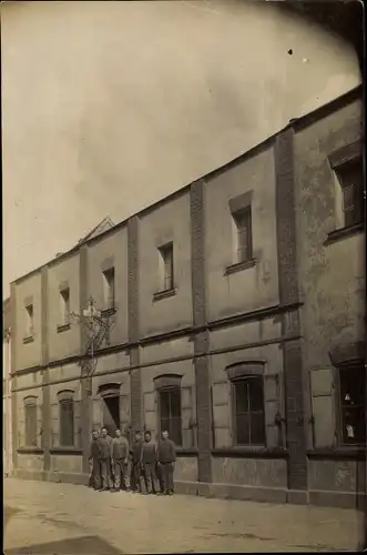 Foto Ak Männer vor einem Fabrikgebäude, Schlosser, Schlosserei