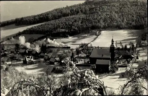 Ak Jonsdorf in Sachsen, Winteransicht, Lokomotive passiert die Ortschaft