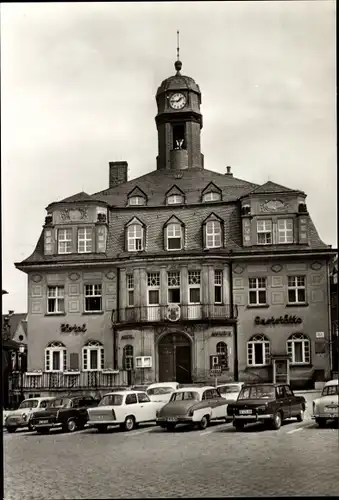 Ak Schwarzenberg im Erzgebirge Sachsen, HOG und Hotel Haus der Einheit, Parkplatz, Autos