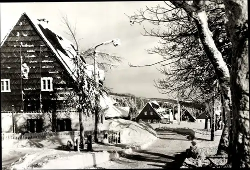 Ak Zinnwald Georgenfeld Altenberg im Erzgebirge, Straßenpartie, Winter