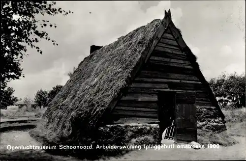 Ak Schoonoord Drenthe Niederlande, Openluchtmuseum, Arbeiderswoning, Plaggehut, omstreeks