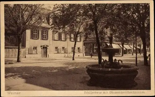Ak Weimar in Thüringen, Schillerhaus mit Gänsemännchenbrunnen