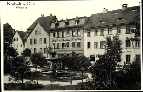 Ak Neustadt an der Orla, Blick auf den Schlossplatz, Springbrunnen, Amt