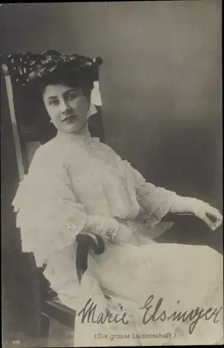 Ak Schauspielerin Marie Elsinger, Portrait auf Stuhl sitzend, Autogramm