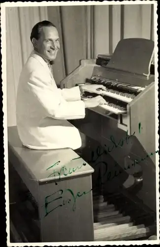 Foto Ak Musiker Eugen Reimann an der Heimorgel, Autogramm