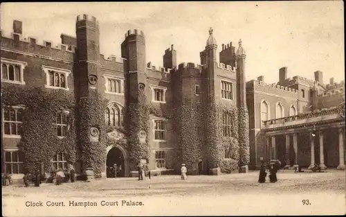 Ak Richmond upon Thames London England, Hampton Court Palace, Clock Court