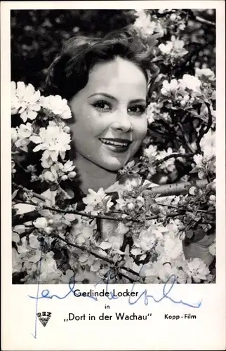 Ak Schauspielerin Gerlinde Locker, Portrait, Autogramm, Film Dorf in der Wachau, Blumen