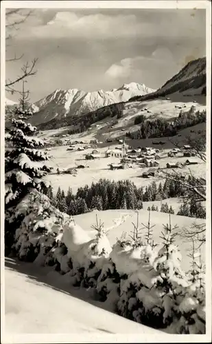 Ak Riezlern Mittelberg Vorarlberg, Wintermotiv, Ort mit Nebelhorn