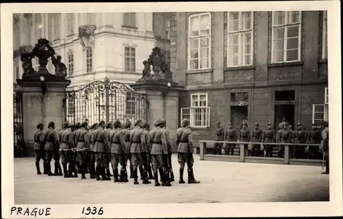 Ak Praha Prag Tschechien, Tschechische Soldaten vor einem Gebäude, Waffen