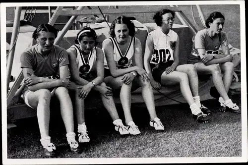 Sammelbild Olympia 1936, Hürdenläuferinnen warten auf Ergebnis der Zielphotographie