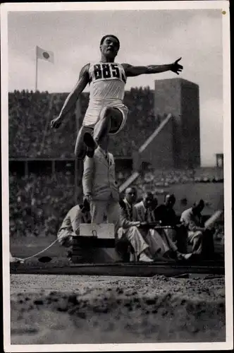 Sammelbild Olympia 1936, Zehnkämpfer Erwin Huber beim Weitsprung