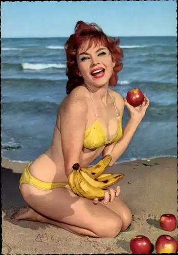 Ak Erotik, rothaarige Frau im Bikini, Äpfel, Bananen