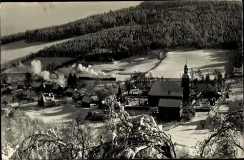 Ak Jonsdorf in Sachsen, Winteransicht, Lokomotive passiert die Ortschaft