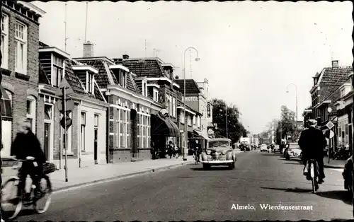 Ak Almelo Overijssel Niederlande, Wierdensestraat, Fahrradfahrer