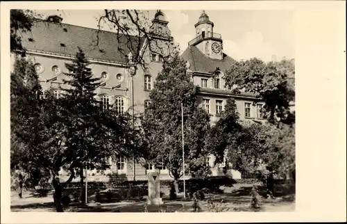 Ak Bischofswerda in Sachsen, Grundschule mit OdF Ehrenmal