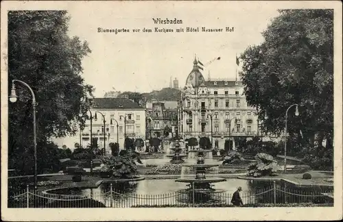 Ak Wiesbaden in Hessen, Blumengarten vor dem Kurhaus mit Hotel Nassauer Hof, Brunnen