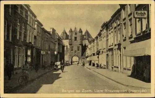 Ak Bergen op Zoom Nordbrabant Niederlande, Lieve Vrouwepoort, Kodak Films