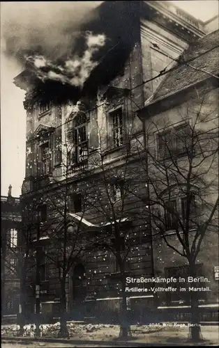 Ak Berlin Mitte, Straßenkämpfe, Artillerie Volltreffer im Marstall