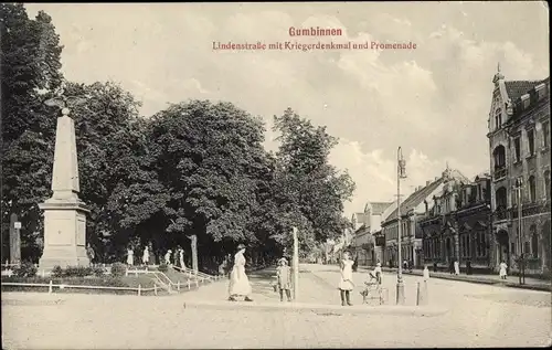 Ak Gussew Gumbinnen Ostpreußen, Lindenstraße mit Kriegerdenkmal und Promenade