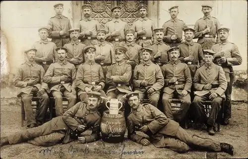 Foto Ak Deutsche Soldaten, Kaiserzeit, Gruppenbild, Bier
