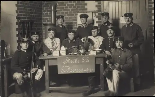 Foto Ak Deutsche Soldaten in der Stube, Kaiserzeit, Stube 56, 6. Korporalschaft, Pickelhaube