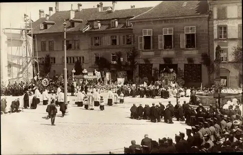 Ak Fribourg Freiburg Stadt Schweiz, Fete Dieu 1917, Geistliche auf einem Platz