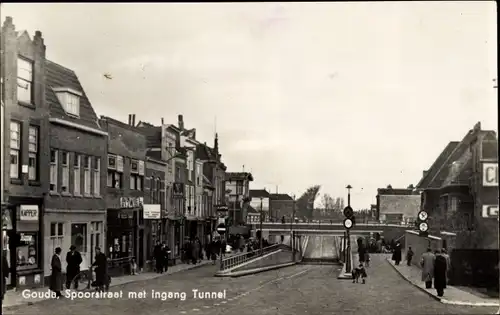 Ak Gouda Südholland Niederlande, Spoorstraat met ingang Tunnel