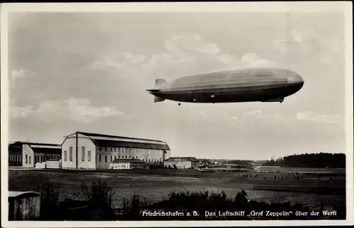Ak Friedrichshafen am Bodensee, Luftschiff LZ 127 Graf Zeppelin über der Werft, Neue Luftschiffhalle