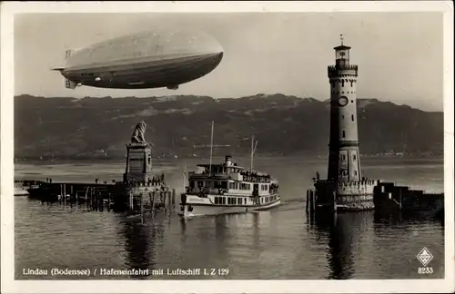 Ak Lindau am Bodensee Schwaben, Hafeneinfahrt, Zeppelin Luftschiff LZ 129 Hindenburg, Dampfer