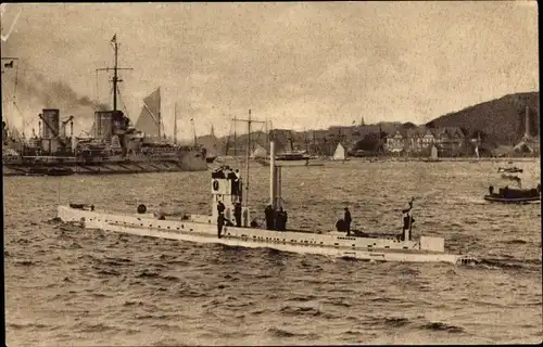 Ak Deutsches Unterseeboot, U-Boot U 8, Kaiserliche Marine, britischer Schlachtkreuzer