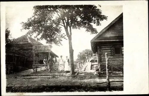 Foto Ak Östlicher Kriegsschauplatz, Deutsche Soldaten in Uniformen, Holzhäuser, I WK