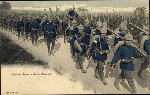 Ak Deutsche Soldaten in Uniformen auf dem Marsch