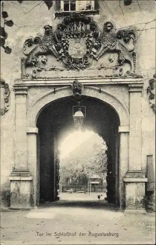 Ak Augustusburg im Erzgebirge, Tor im Schlosshof der Augustusburg