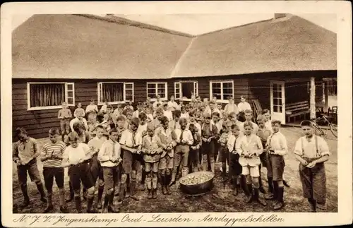 Ak Oud Leusden Utrecht Niederlande, N.J.V. Jongenskamp, Aardappelschillen