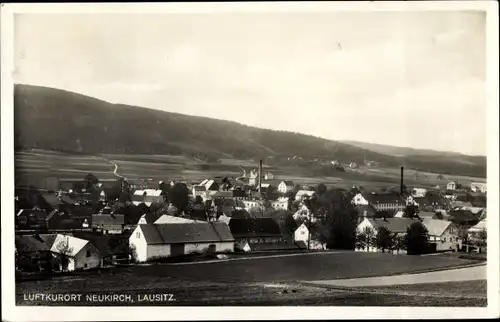 Ak Neukirch in der Lausitz, Teilansicht, Wohnhäuser, Felder