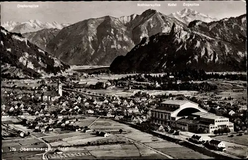 Ak Oberammergau in Oberbayern, Totalansicht, Dreitorspitze, Nothkarspitze, Kofel, Zugspitze