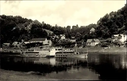 Ak Kurort Rathen im Elbsandsteingebirge, Salondampfer Ernst Thälmann auf der Elbe