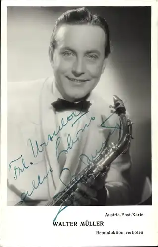 Ak Schauspieler Walter Müller, Portrait mit Saxophon, Autogramm