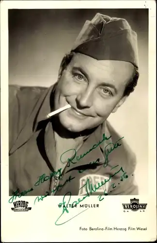Ak Schauspieler Walter Müller, Portrait, Zigarette, Drei von der Tankstelle, Autogramm