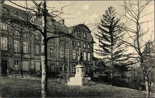 Ak Blankenburg am Harz, Herzog Wilhelm Denkmal vor dem kleinen Schloss