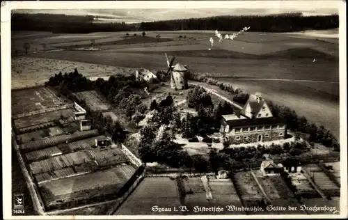 Ak Syrau im Vogtland, Fliegeraufnahme der historischen Windmühle, Drachensage